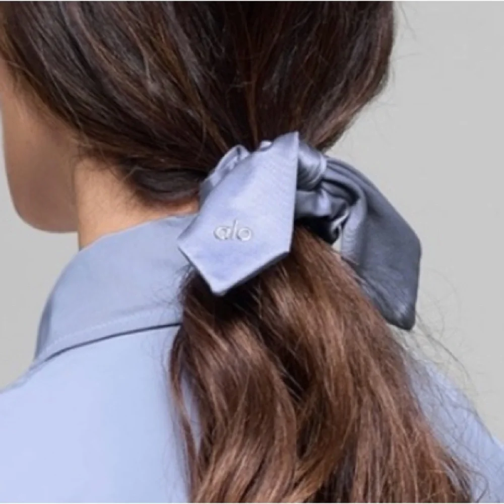 Alo Yoga Winter Frost Airlift Rhythm Hair Bow Scrunchie NWT